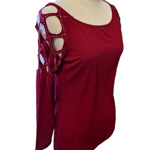 burgundy long sleeve t-shirt with cutouts at the arm and crystals, new, small